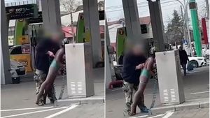 VIDEO FABULOS | Ce a pățit un bărbat care a mers să-și repare femeia gonflabilă la o benzinărie din București. “Băi, nu mai merge!”