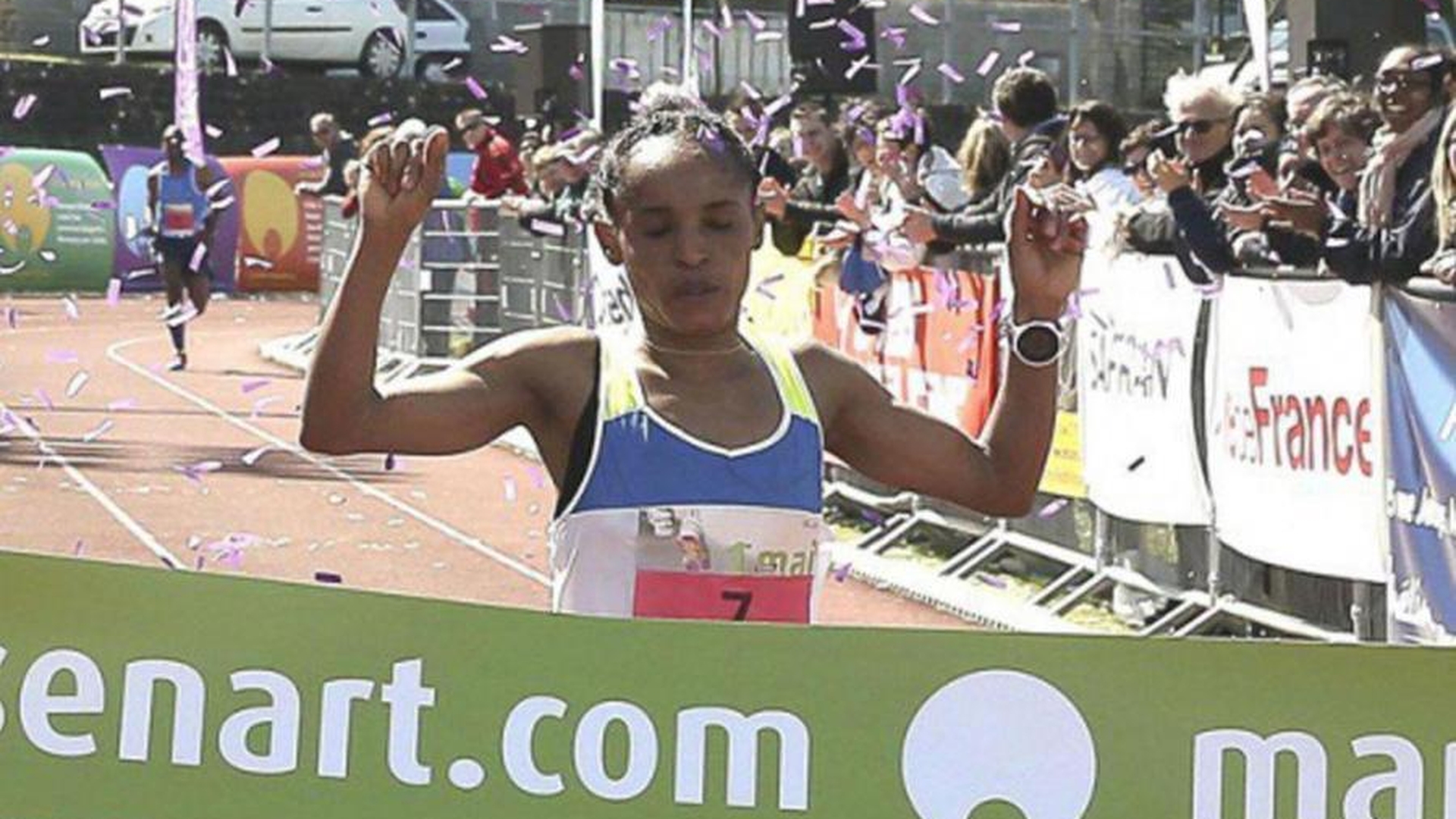 Campioană la maraton, ucisă în bătaie de un refugiat. Poliţia a găsit-o înfăşurată în trofee!