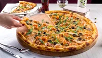 Scandal pe TikTok după ce oamenii au învățat un truc. Cum poți lua o felie de pizza, fără a le atinge pe restul?