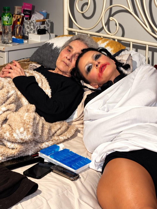 Imaginile care au stârnit controverse. Rux și Opulență, alături de bunica ei în pat, într-un pictorial de Halloween