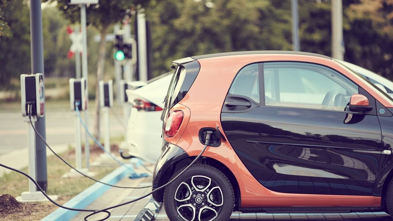 Mașinile plug-in hibride te pot obliga să le încarci bateria. Puterea motorului scade dacă ignori notificările