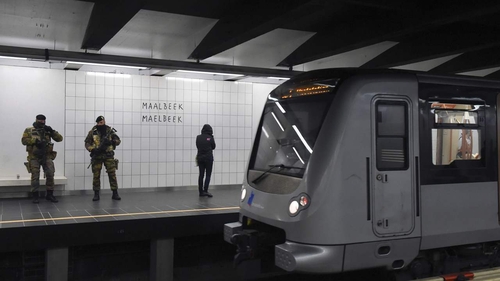 Atac cu cuțitul într-o stație de metrou! O femeie a fost grav rănită