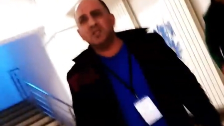 IMAGINI ȘOCANTE: Un paznic de la Spitalul Câmpina îl bate pe fiul unui pacient venit în vizită