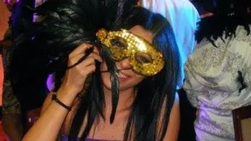 Rescunoasteti vedeta din fotografie? Indiciu: este una dintre cele mai sexy prezentatoare TV: Cu masca sau fara masca?