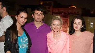 Laura Cosoi si Cosmin Curticapean s-au afisat impreuna la doua zile dupa ce blonda s-a despartit de Smiley! Iata dovada!