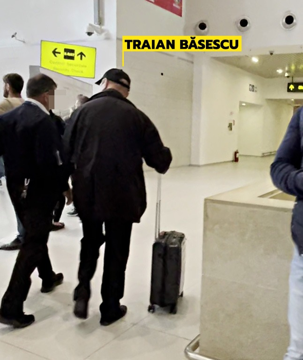 Traian Băsescu este îndrumat de către un agent de ordine (Foto: CANCAN.RO)