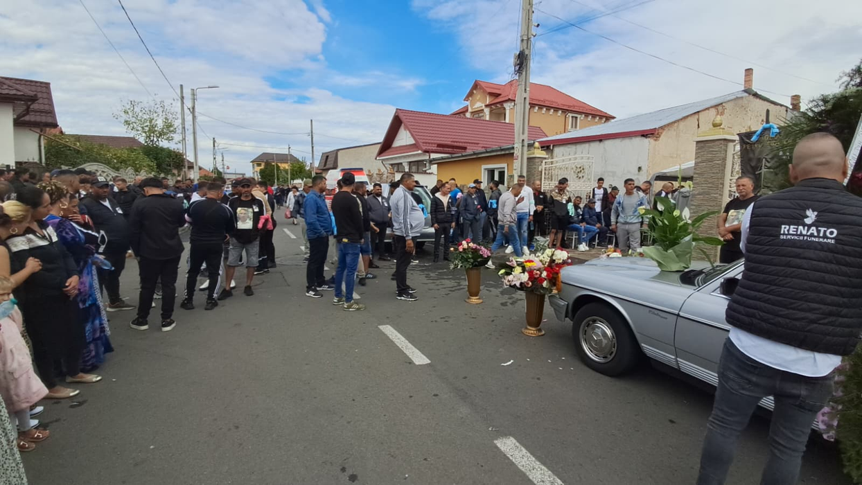 Tânărul ucis în răfuiala dintre clanuri la Craiova a fost înmormântat. Zeci de oameni l-au condus pe ultimul drum