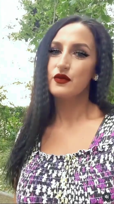 Vă mai amintiți de Andreea, tânăra care a devenit celebră la Insula iubirii cu ”șlarfii ei”? L-a părăsit pe bărbatul abuziv