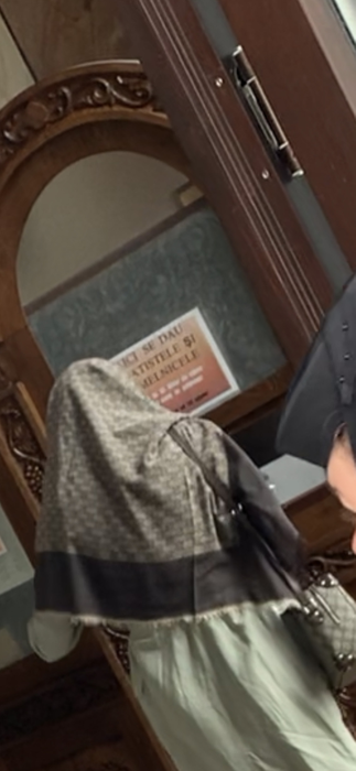 Gina dă acatiste la Mănăstirea Ghighiu (Foto: CANCAN.RO)