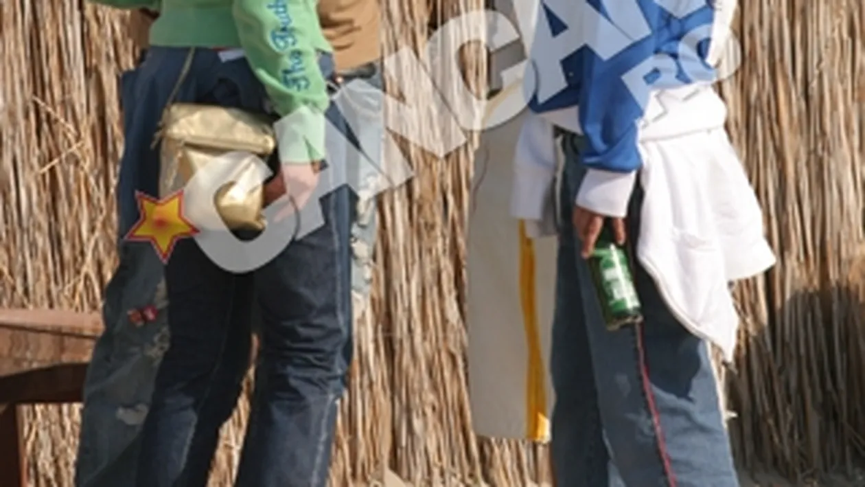 Imagini de colectie cu Andreea de la Masterchef!   Casnica si Cosmina au fost prietene la catarama! Uite cum o ardeau la Vama Veche, nemachiate, cu suzete atarnate de gat si cu beri in mana!