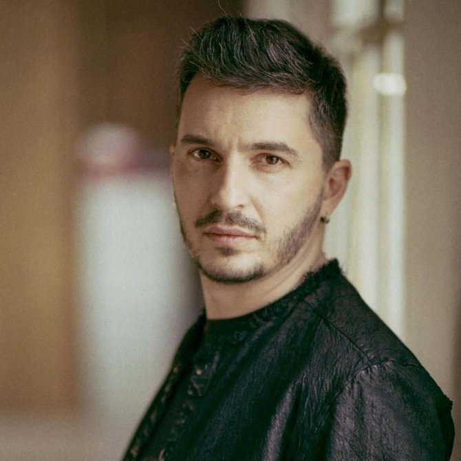 Alex Vasilache, solistul trupei JukeBox, este primul artist care s-a vaccinat împotriva coronavirusului