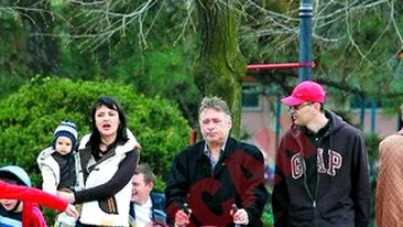 In parc cu iubita si copilul