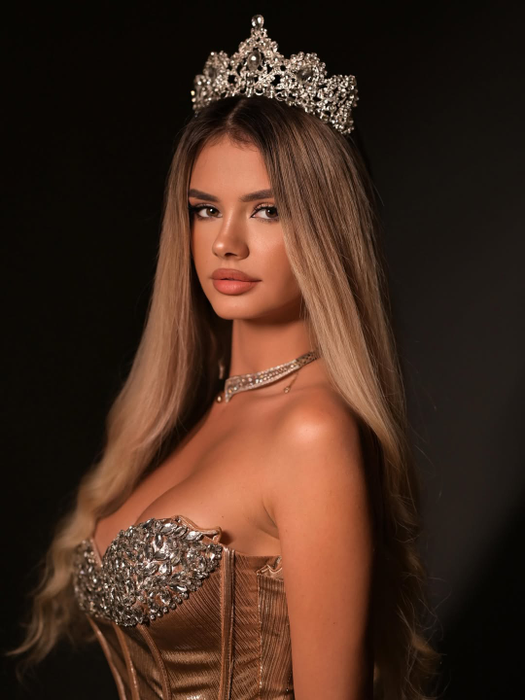 Cine e Andreea Lala, tânăra care va reprezenta România la Miss Grand Internațional