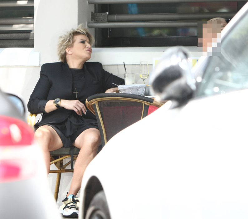Maria Păuna, fotografiată ca în celebra scenă din ”Basic instinct”! Este, clar, Sharon Stone de România