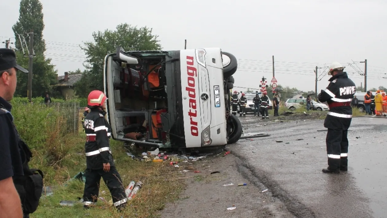 Un autocar plin cu 52 de pasageri s-a ciocnit cu un autoturism în județul Brăila. Traficul e blocat