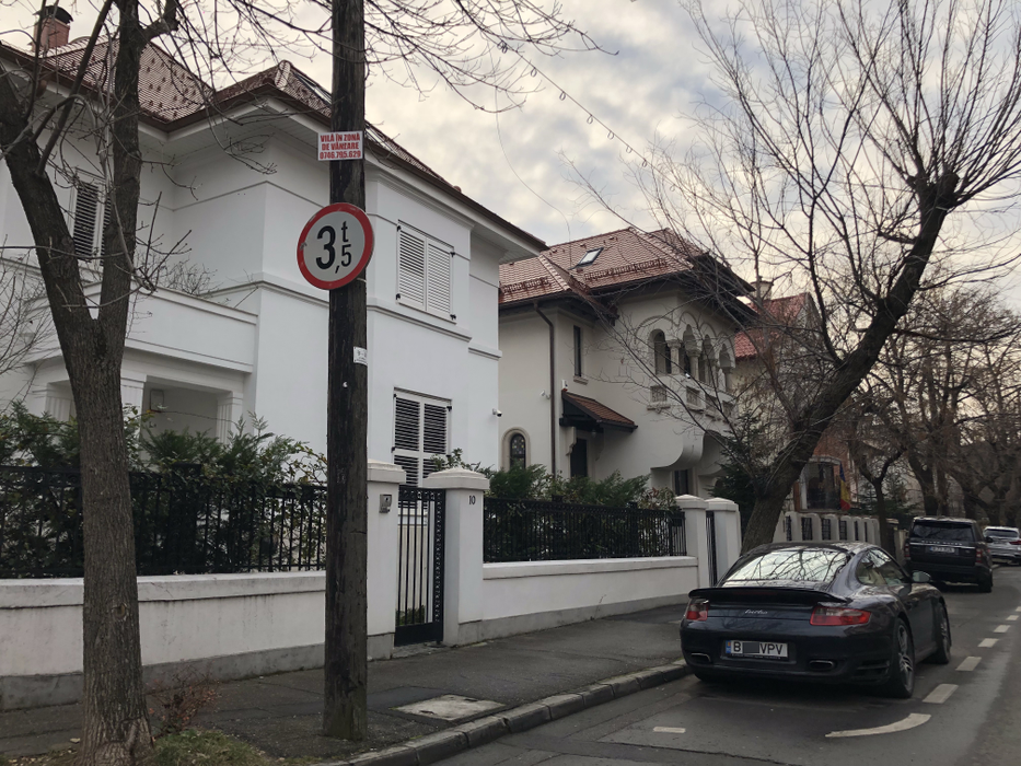 Milionarul şi-a parcat în faţa casei şi superbul Porsche 911 Turbo Coupe, de 150.000 de euro