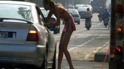 Prostituată pe Autostrada Soarelui, din dragoste pentru iubit. „Asta e puştoaică, e aşa... are mintea slabă“


