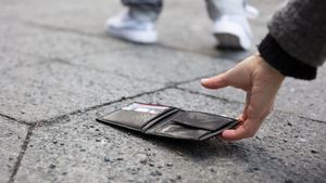 Un portofel pierdut în urmă cu 50 de ani a fost găsit. Ce conține și al cui este