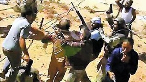 Detalii noi despre cum a sfarsit dictatorul Libiei. Un tanar se lauda ca el l-a terminat pe Gaddafi
