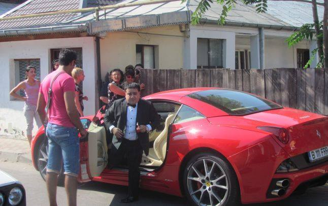 Face bani pe bandă rulantă! Ce bolid conduce ADI MINUNE!
