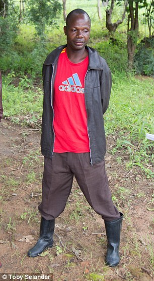Adam Mwale, tatăl fetiţelor africane