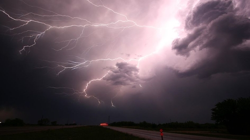Prognoza meteo 17 mai: Vremea se menține instabilă! Ploi cu descărcări electrice în Capitală