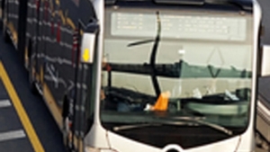 O tânără cu handicap mintal a fost violată în plină zi, într-un autobuz plin de pasageri