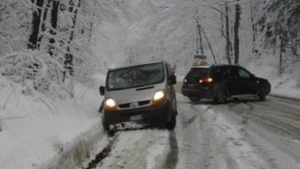 O maşină a fost aruncată în râpă, iar doi oameni au murit!