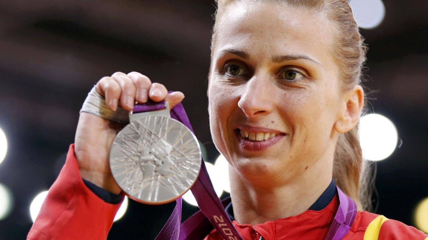 Campioana olimpică ALINA DUMITRU a „fugit“ două ore de lângă băieţelul ei pentru a se răsfăţa la salon!