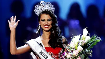 Miss Univers si-a donat parul