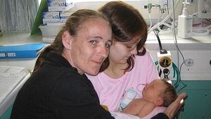 Aceasta e cea mai tânără mămică din Marea Britanie. Rămânea însărcinată când avea doar 11 ani, iar acum e din nou gravidă. Povestea e una incredibilă