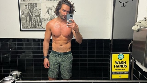 Experimentul bizar făcut de către un cunoscut instructor de fitness. A mâncat doar ciocolată și sendvișuri cu slănină în fiecare zi. Care a fost rezultatul