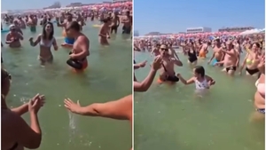 Imagini incredibile la Eforie. Oamenii au dansat în mare, cu boxa și paharele de bautură după ei | VIDEO