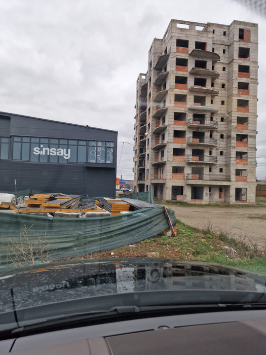 Centrul comercial al lui Iftimoaie, construit lângă blocurile lui Daniel / (Sursa: Arhivă personală)
