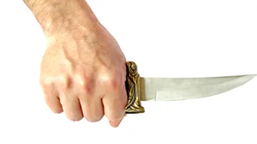 Un tanar a urmarit cu taxiul un politist pentru a-l ameninta cu un cutit