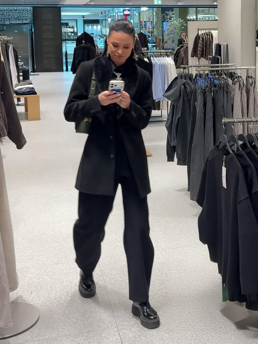 Irisha intră într-un magazin de haine pentru bărbați