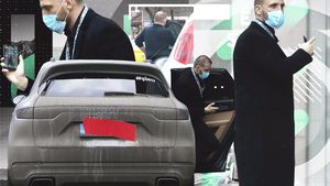 Primul “șef sub acoperire” din 2021 a apărut în centrul Capitalei la patru ace, cu un Porsche Cayenne de 100.000 €, cu șofer
