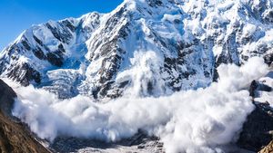 BREAKING! Avalanșă în munții Bucegi. O persoană a fost îngropată în zăpadă, iar salvamontiștii se luptă să o salveze