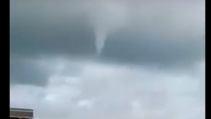 Fenomen meteorologic neobişnuit la Marea Neagră.  O trombă marină cu aspect de tornadă, vizibilă pe țărmul din Eforie Sud