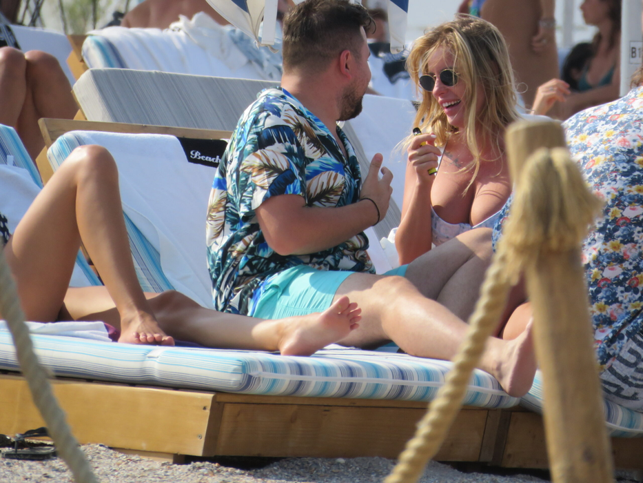 Florentina Raiciu, fostul iepurat Playboy, s-a răcorit la Mamaia (Foto: CANCAN.RO)