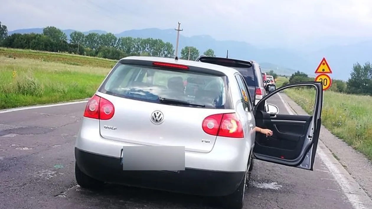 Doi tineri din București și-au aruncat gunoiul pe geamul mașinii, apoi au fost atenționați de alți șoferi! Cum a degenerat situația: „Poate ți-l arunc ție în cap!”