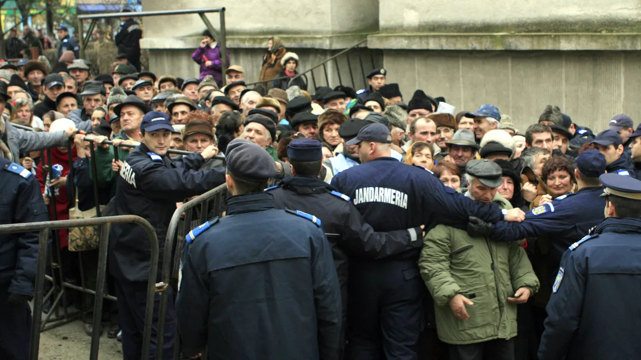 Pensionarii s-au înghesuit la CAR pentru banii daţi de CJ Argeş de sărbători! O femeie a lesinat