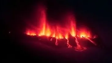 Eruptia vulcanului din Islanda se intensifica: 600 de persoane au fost evacuate