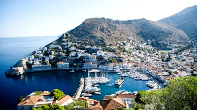Insula din Grecia iubită de seniori unde mașinile sunt interzise, iar turiștii caută liniștea absolută