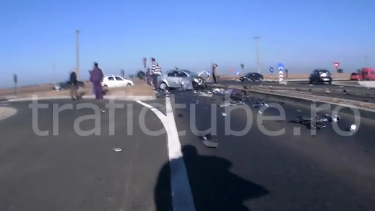 Imagini SOCANTE! Un copil isi plânge părintii in urma unui accident si priveste incremenit TRAGEDIA de pe sosea