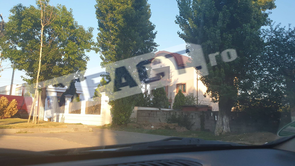 Rudele lui Emi Pian se pregătesc de priveghi. Cum arată intrarea de la palatul interlopului. Un mare afiș a apărut pe gard