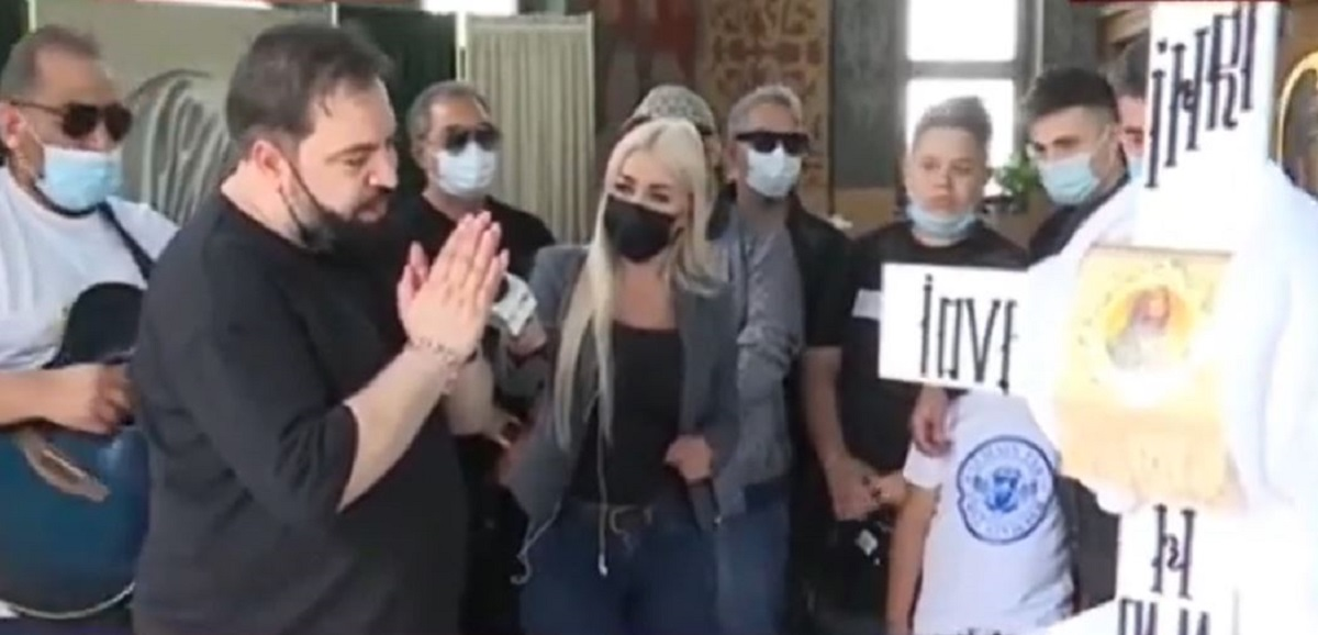 Florin Salam a interpretat cântece de jale la căpătâiul lui Ion Petrișor: “Pentru băieții lui, pentru nevasta lui”. Impresarul maneliștilor, condus pe ultimul drum astăzi | FOTO