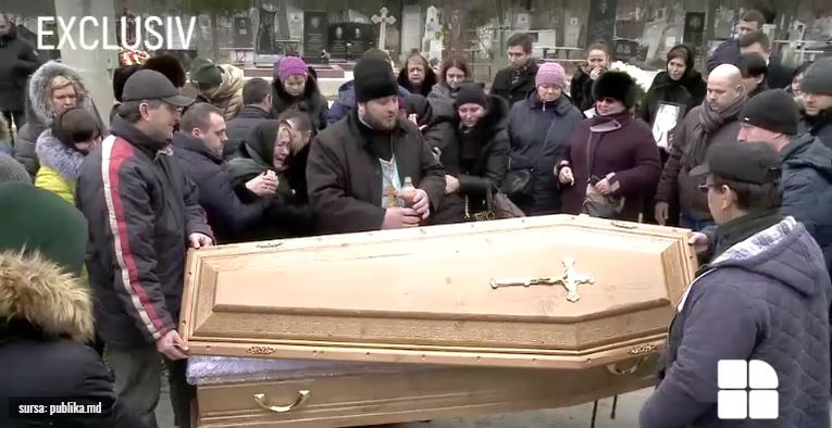 Scene zguduitoare la înmormântarea actriței ucise de soț: ”Doamne, ia-mă pe mine!”