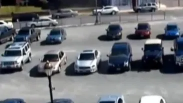 Credeau ca cineva le-a vandalizat masina! Ce au vazut pe camera de supraveghere! E IMPOSIBIL!