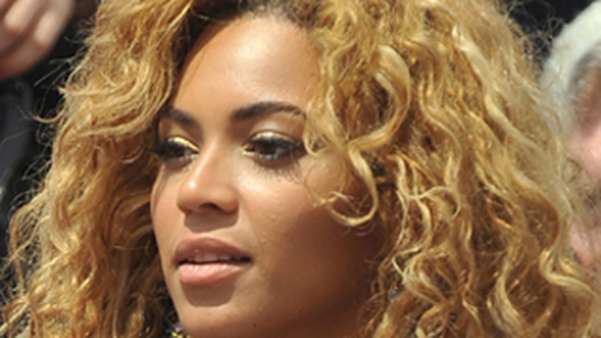 Anamaria Ferent, Beyonce de Romania! Vezi aici asemanarile izbitoare dintre cele doua artiste!
